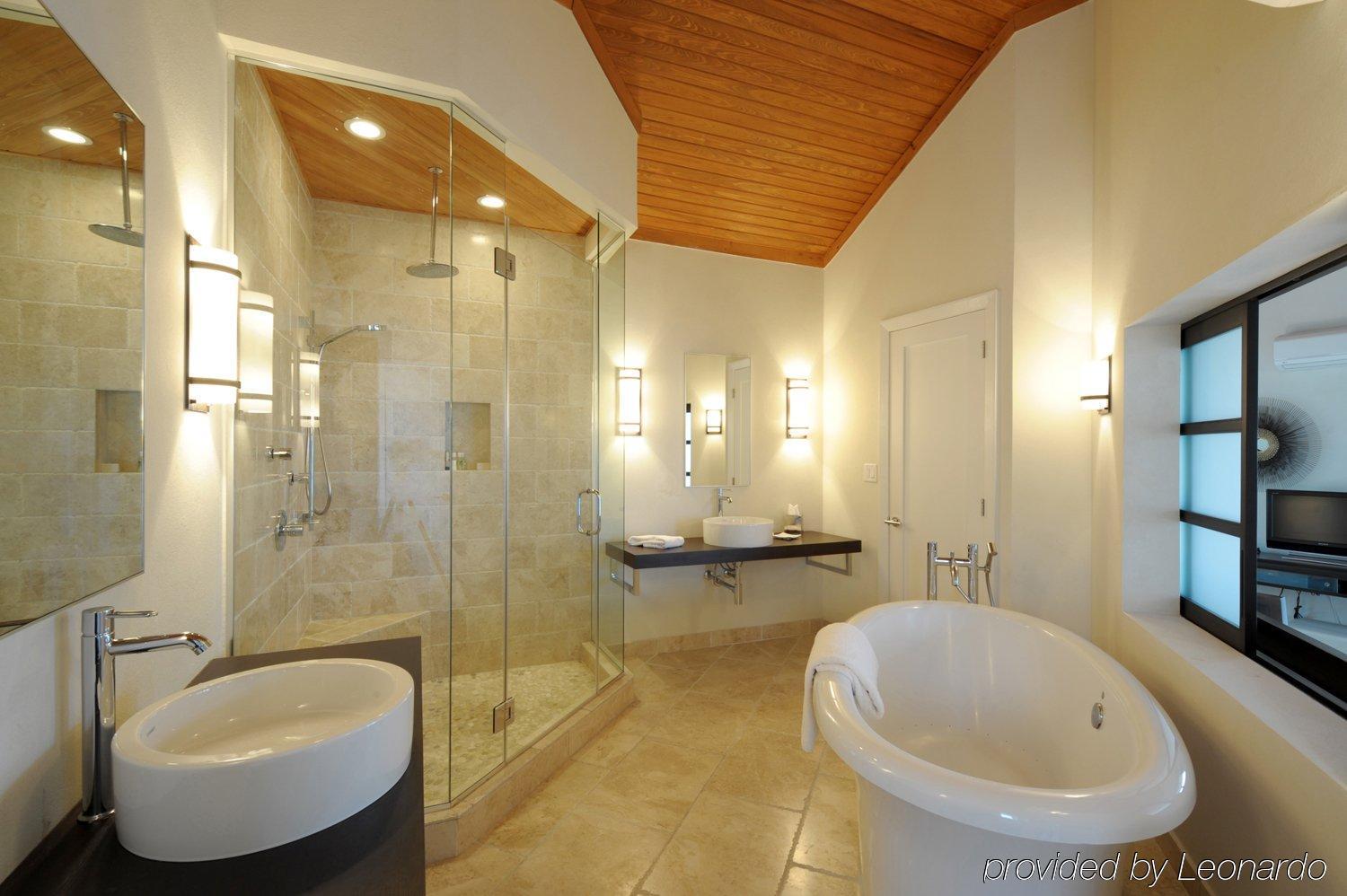 Sky Beach Club Governor S Harbour Intérieur photo